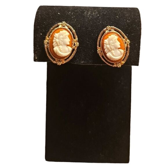 Vintage Cameo Screwback Earrings - Picture 8 of 10